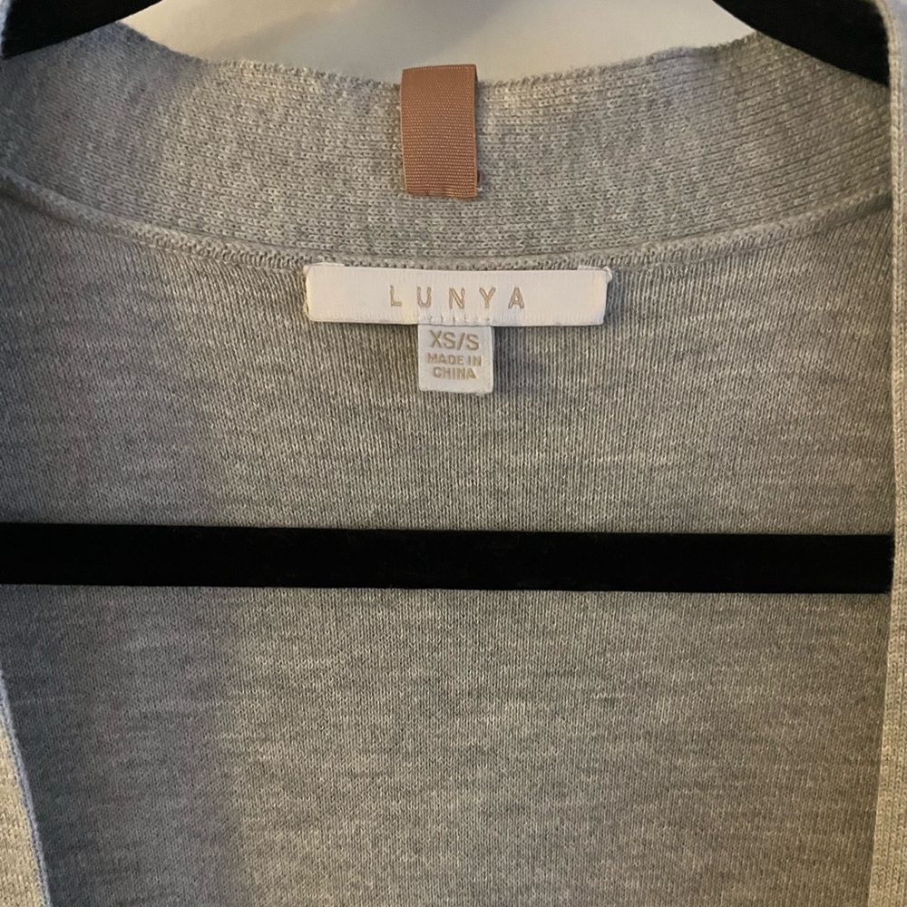 Lunya Cozy Cotton Silk Button Front
Cardigan Mellow Grey Heather - Picture 7 of 8